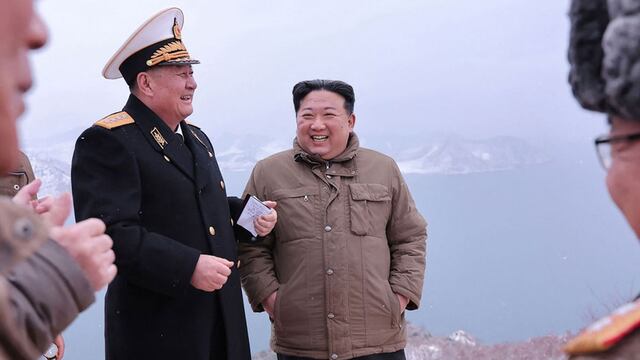 Kim Jong-un supervisa ensayo de dos misiles de crucero lanzados desde un submarino