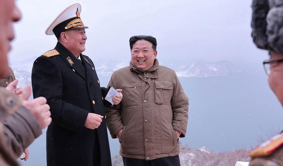 Imagen del 28 de enero de 2024 que muestra al líder norcoreano Kim Jong Un (D) inspeccionando una prueba de fuego del misil de crucero estratégico lanzado desde un submarino "Pulhwasal- 3-31" en un lugar no revelado en Corea del Norte | Foto: STR / KCNA VIA KNS / AFP