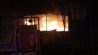 Comas: incendio arrasó con al menos 50 puestos del Mercado Unicachi | FOTOS