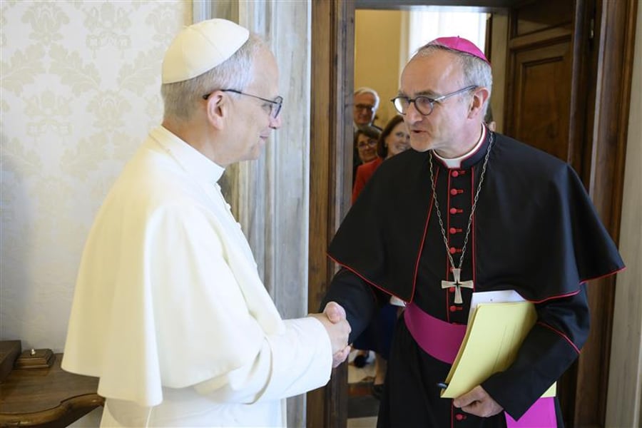 El papa León XIV saluda este sábado, al nuevo presidente de la Pontificia Comisión para la Protección de los Menores, el arzobispo francés Thibault Verny, en Ciudad del Vaticano. Foto: EFE/ Vaticano