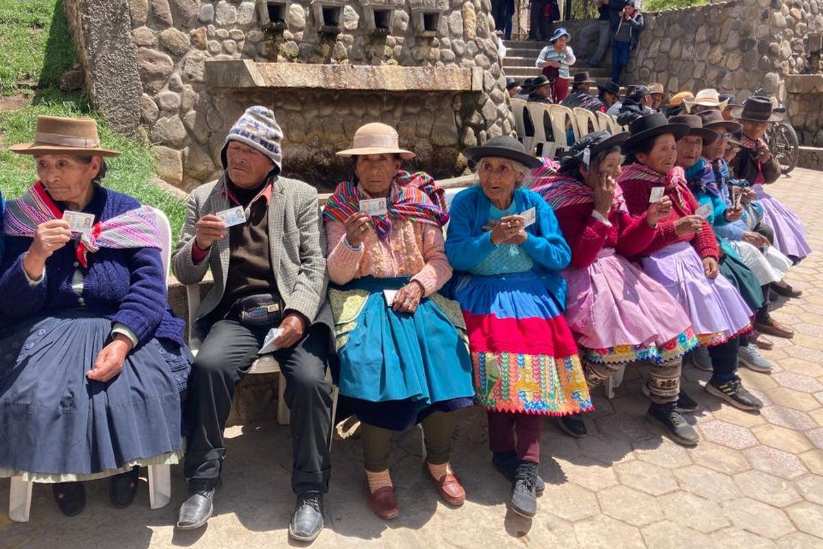 Reniec entrega DNI electrónico a usuarios del programa social Pensión 65