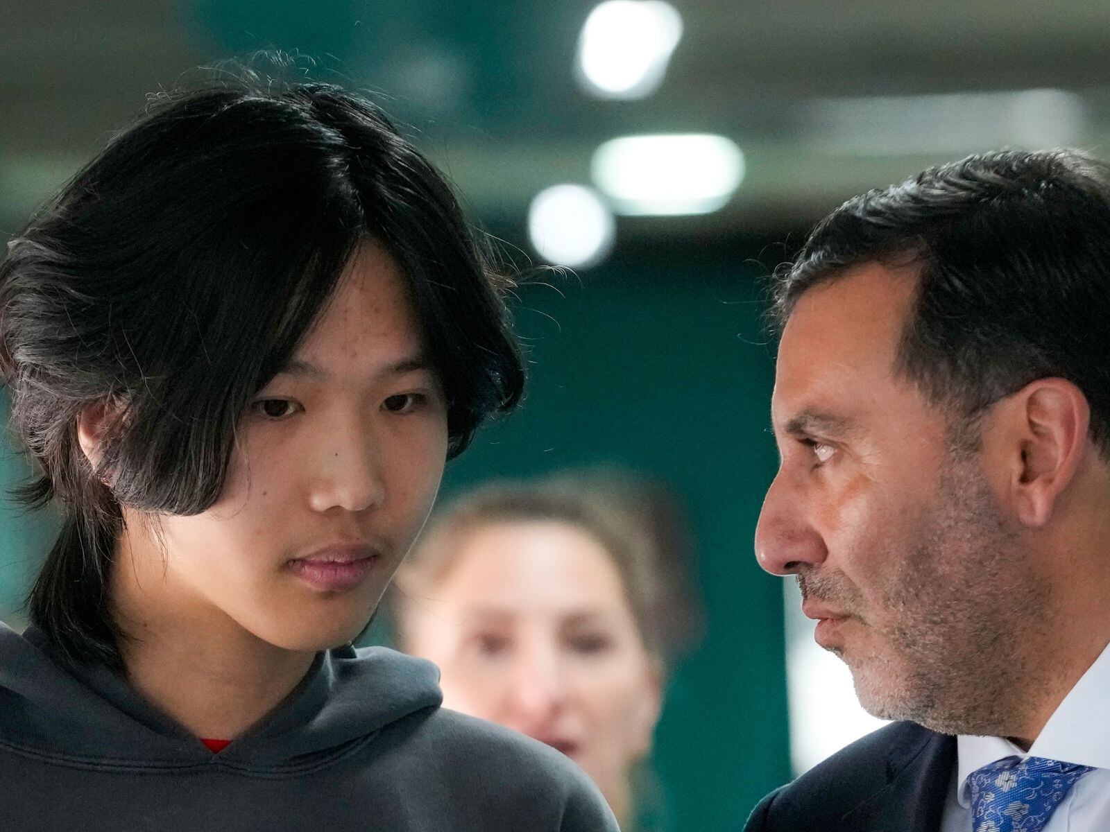 Ethan Guo en compañía de su abogado Jaime Barrientos. Su representante se encargó de su liberación. (Crédito: Esteban Felix / AP)