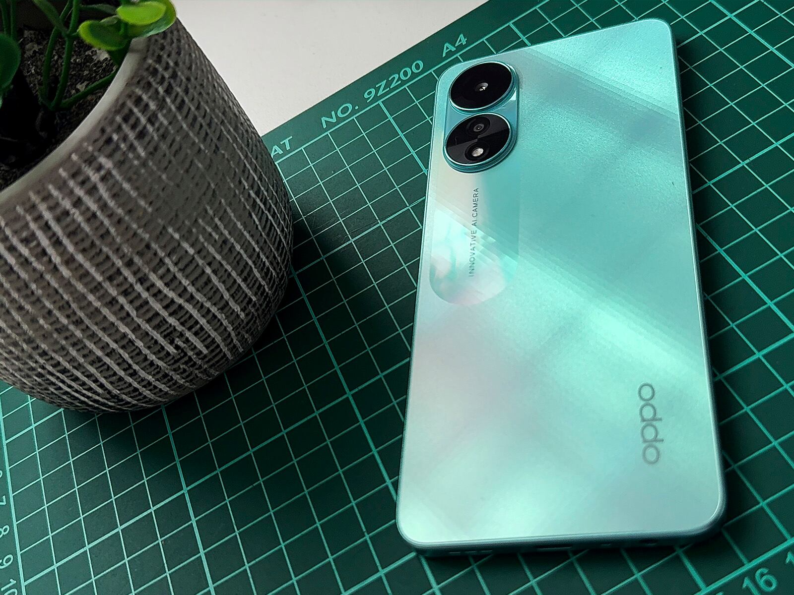 REVIEW | Si hablamos del diseño en general, este gama media de Oppo es bastante interesante por la cantidad detalles que tiene en sus bordes y en su chasis. (Foto: MAG - Rommel Yupanqui)