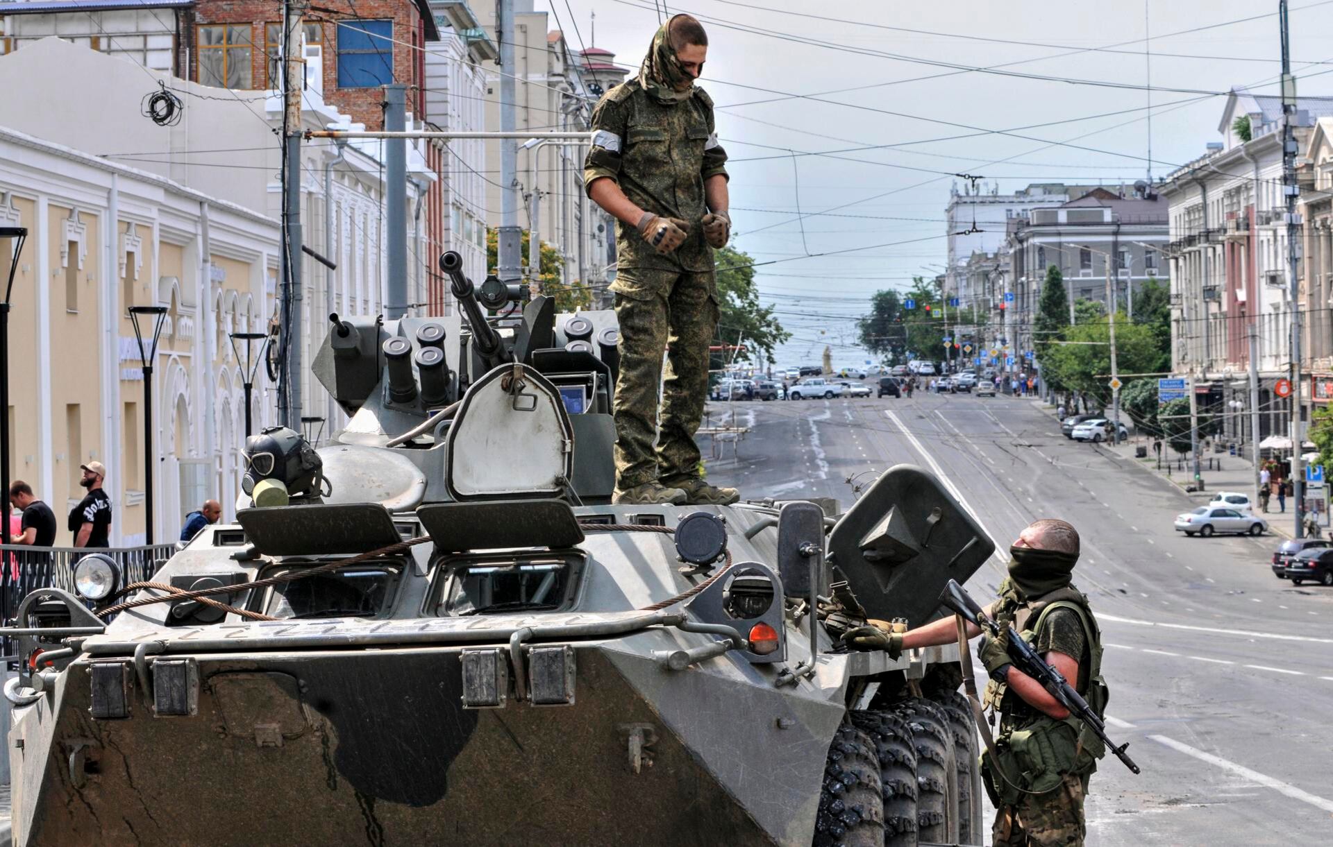 Paramilitares del Grupo Wagner bloquean una calle en el centro de Rostov-on-Don, en el sur de Rusia, el 24 de junio de 2023. (EFE/EPA/ARKADY BUDNITSKY).