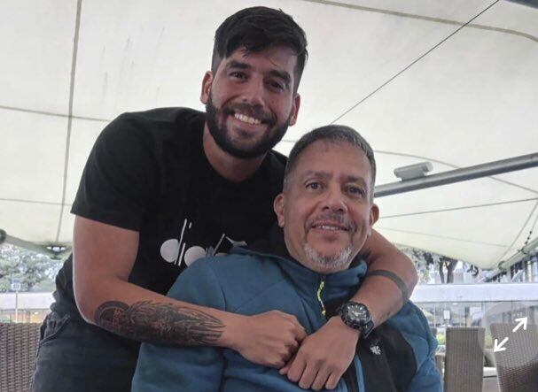 En esta fotografía del 2023 proporcionada por María Elena Machado, el teniente Pedro Naranjo junto a su padre, el general retirado Pedro Naranjo, en Colombia. (Associated Press).