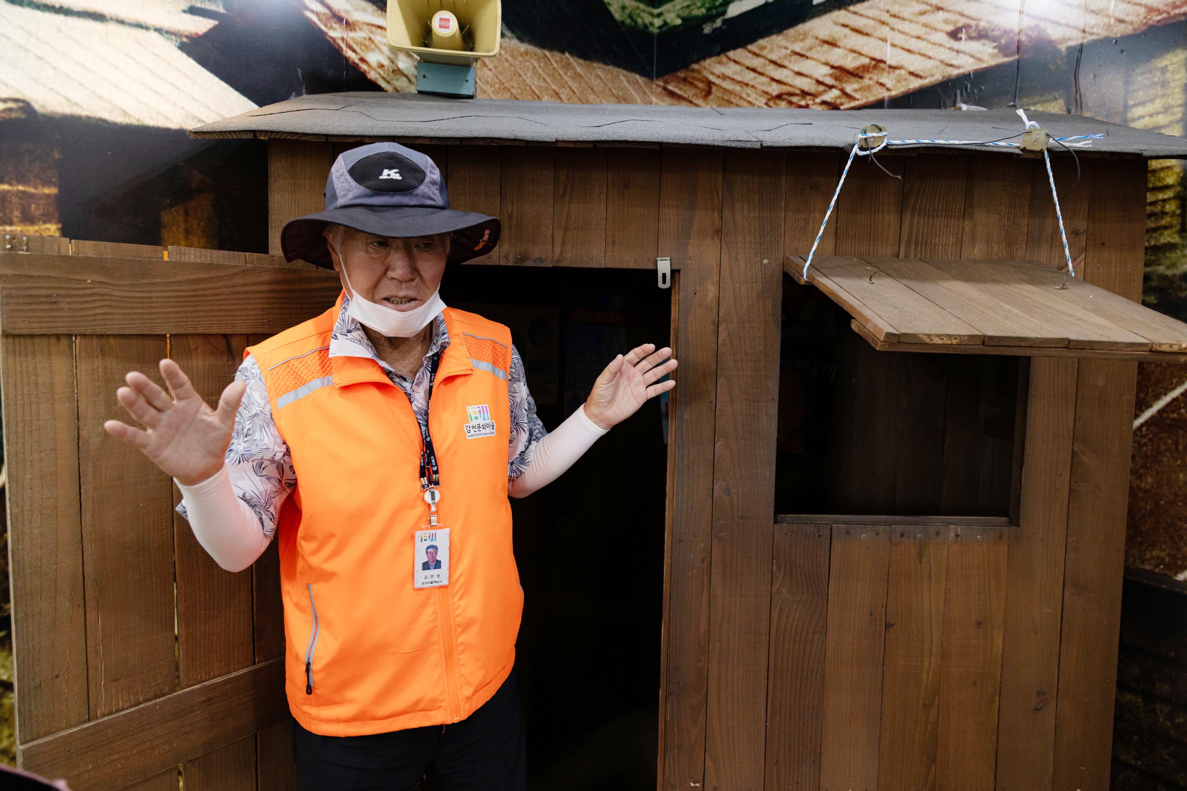 Nuestro guía explica cómo eran inicialmente las viviendas de los refugiados en Busan. (Foto: Servicio de Cultura e Información de Corea -KOCIS)