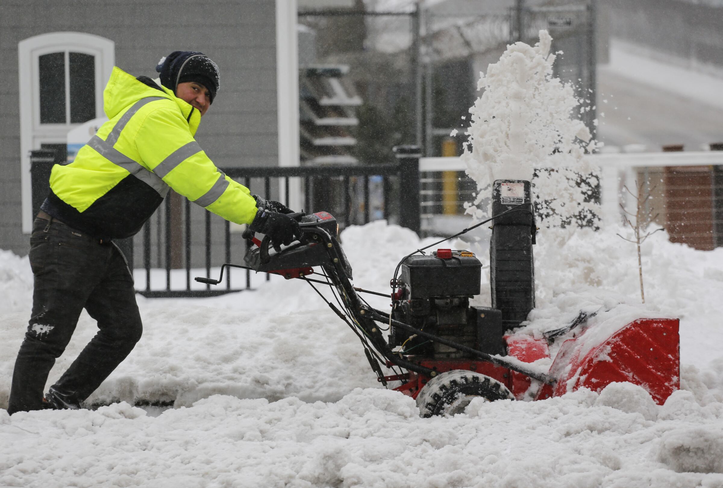 Un hombre limpiando la nieve de su propiedad tras una tormenta ocurrida durante los primeros meses de 2024 en Nueva Jersey (Foto: AFP)