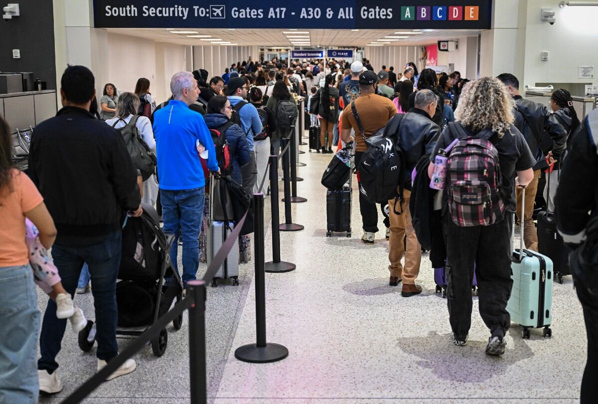 El modelo alternativo demuestra que incluso bajo supervisión de la TSA, los tiempos de espera pueden reducirse considerablemente. | Crédito: RONALDO SCHEMIDT / AFP