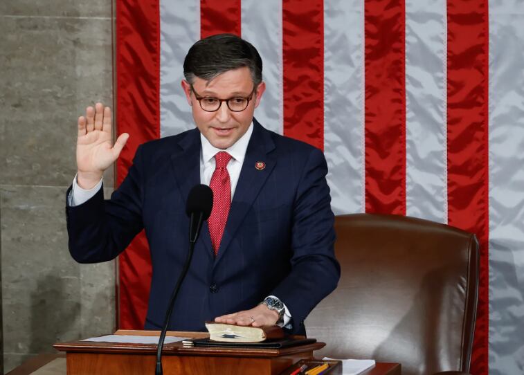 Mike Johnson no se mostró de acuerdo con el cheque de estímulo DOGE (Foto: AFP)