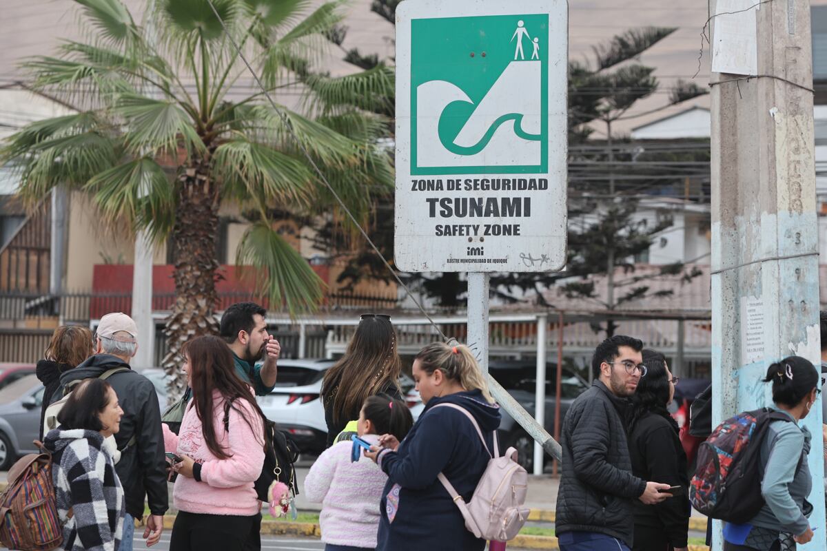 Personas permanecen en un área segura después de evacuar de la zona costera, en Iquique, Chile, el 30 de julio de 2025. (Foto de Alex Díaz / EFE)
