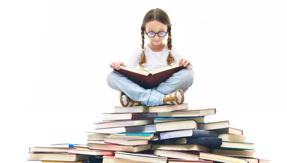 Fomentar el hábito de la lectura en los niños no solo contribuye a su desarrollo académico, sino que también estimula su imaginación, creatividad, inteligencia emocional y conocimiento del mundo.