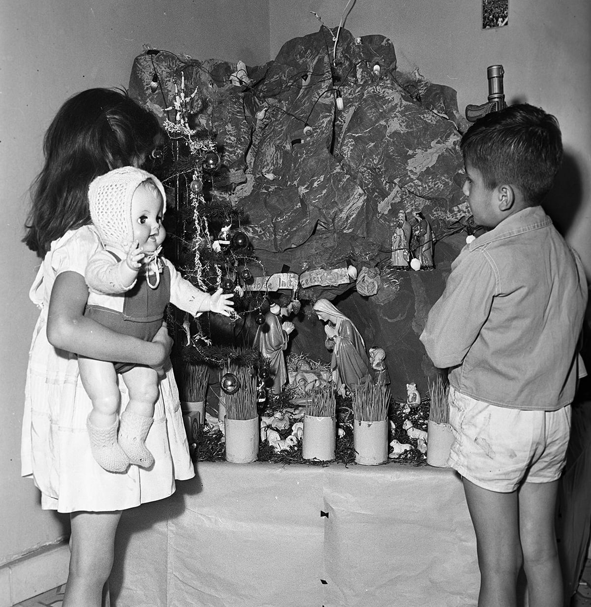 Lima, 24 de diciembre de 1959. Un modesto Nacimiento en un hogar limeño. Los niños esperaban ansiosos sus regalos que les dejaría Papá Noel. (Foto: Archivo Histórico de El Comercio)