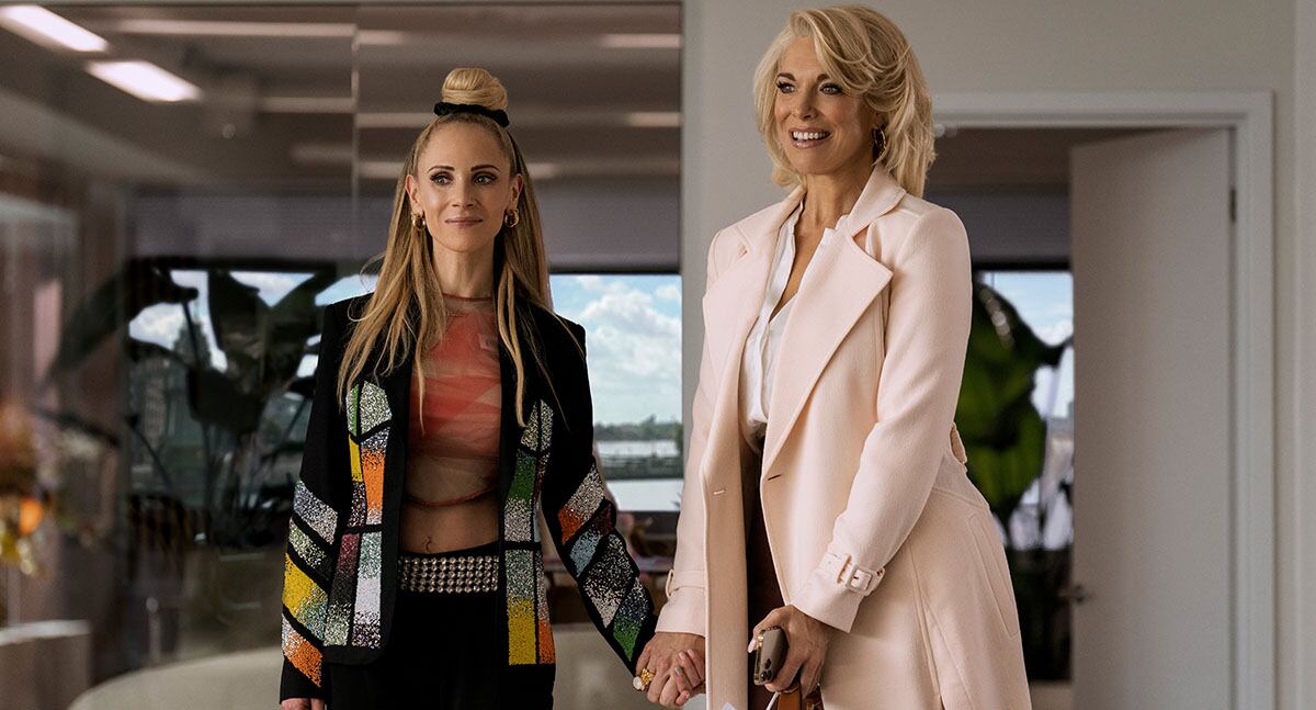 Hannah Waddingham y Juno Temple en la tercera temporada de la serie "Ted Lasso".