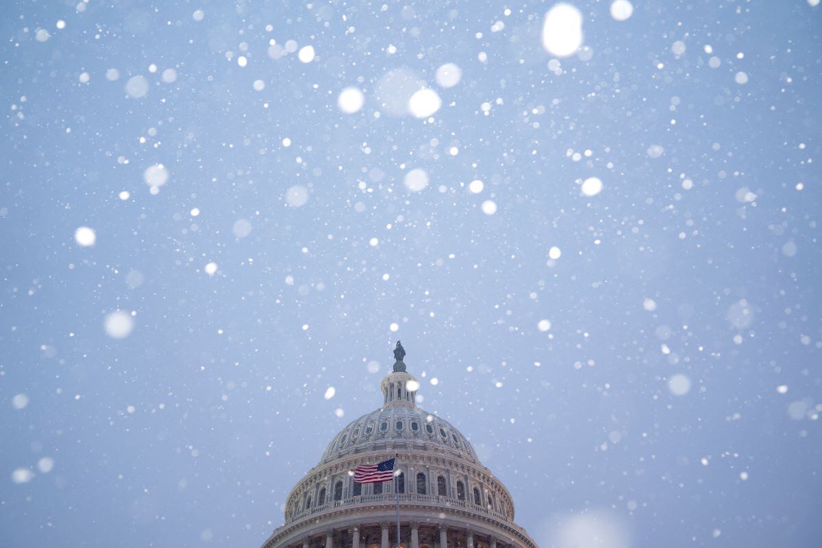 La cúpula del Capitolio de EE.UU. durante una tormenta de nieve en Washington, DC. (STEFANI REYNOLDS / AFP).
