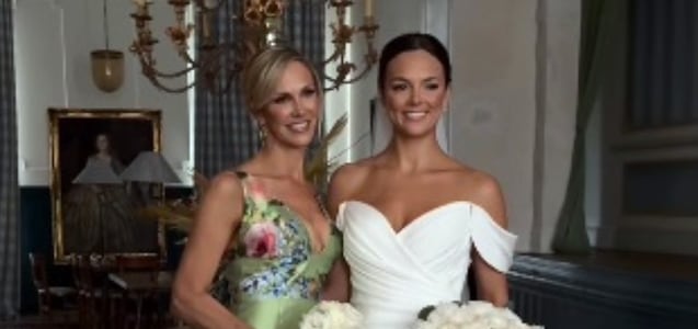 El vestido que esta mujer usó en la boda de su hija causa debate en las redes: ¿apropiado o no?