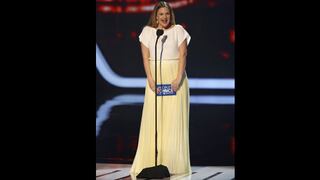 Drew Barrymore lució su embarazo en People’s Choice Awards