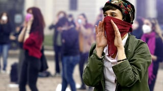 Cientos de personas protestan por salida de Turquía de tratado sobre protección de mujeres
