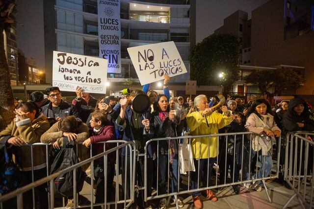 "No a las luces tóxicas", protestaron los vecinos de Miraflores, que viven muy cerca del puente, en su inauguración | (Foto: Fernando Sangama / @photo.gec)