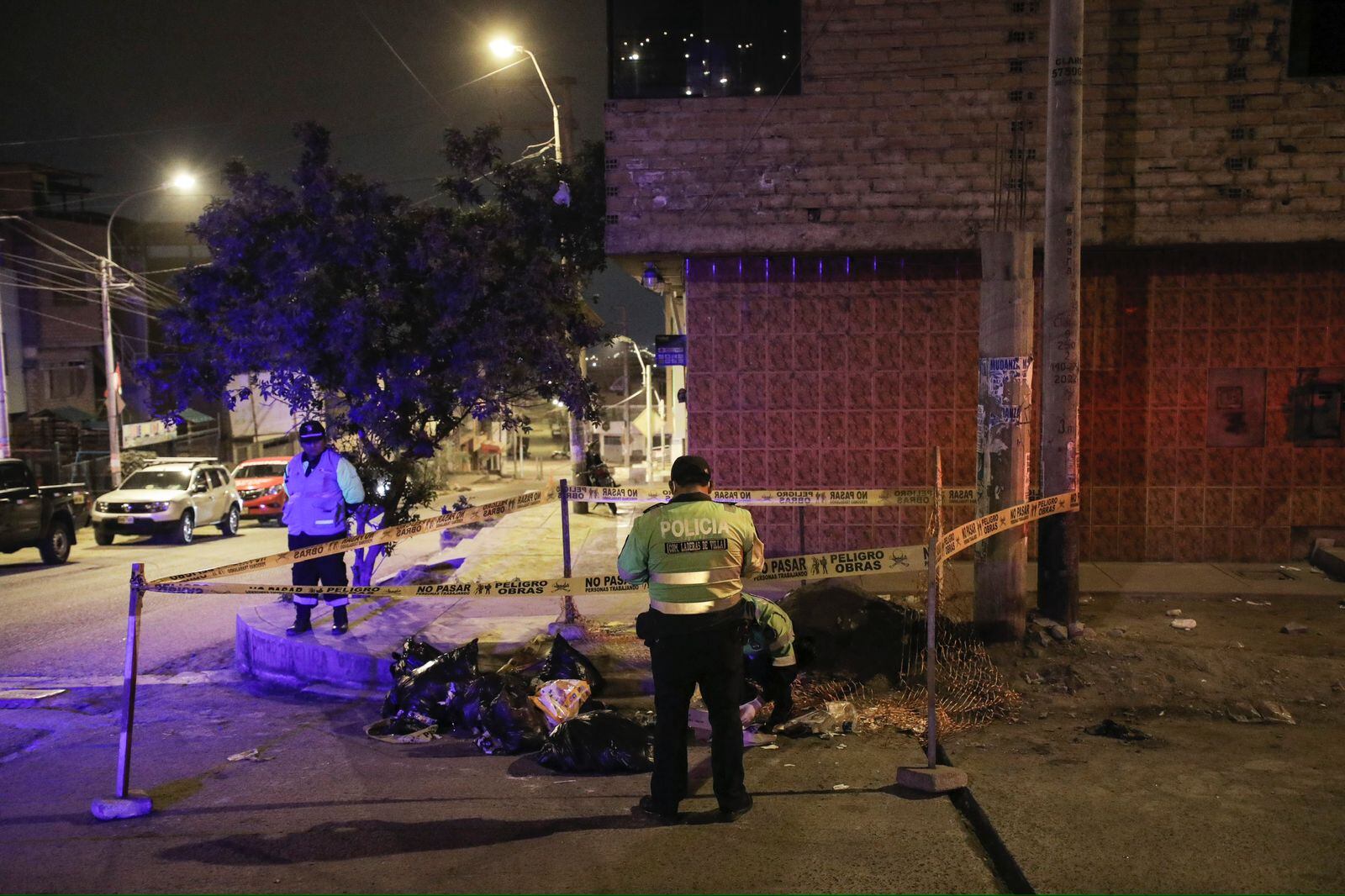 Un feto fue encontrado en un montículo de basura en la calle 13 con la avenida Comercial, en el distrito de San Juan de Miraflores. (Fotos: Joel Alonzo/ @photo.gec)