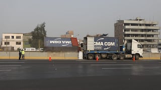 Vía de Evitamiento: se genera congestión de vehículos por volcadura de contenedor | VIDEO 