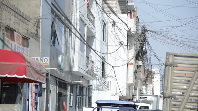 El poste de los 200 cables: indignación en Los Olivos por maraña que pone en riesgo a decenas de vecinos