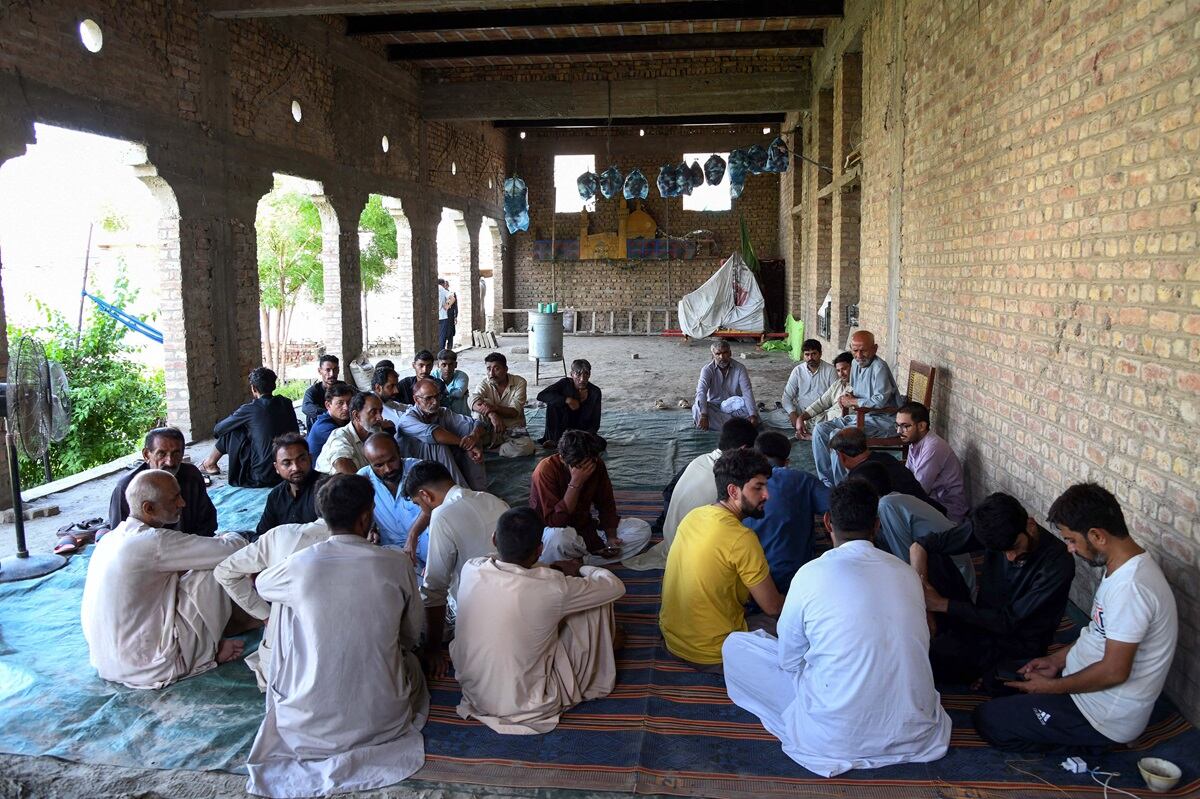 Familiares paquistaníes de las víctimas de un accidente de autobús que viajaban a Irak a través de Irán, en Larkana, en la provincia de Sindh, el 21 de agosto de 2024. (Foto de Ahmed Raza Soomro / AFP)