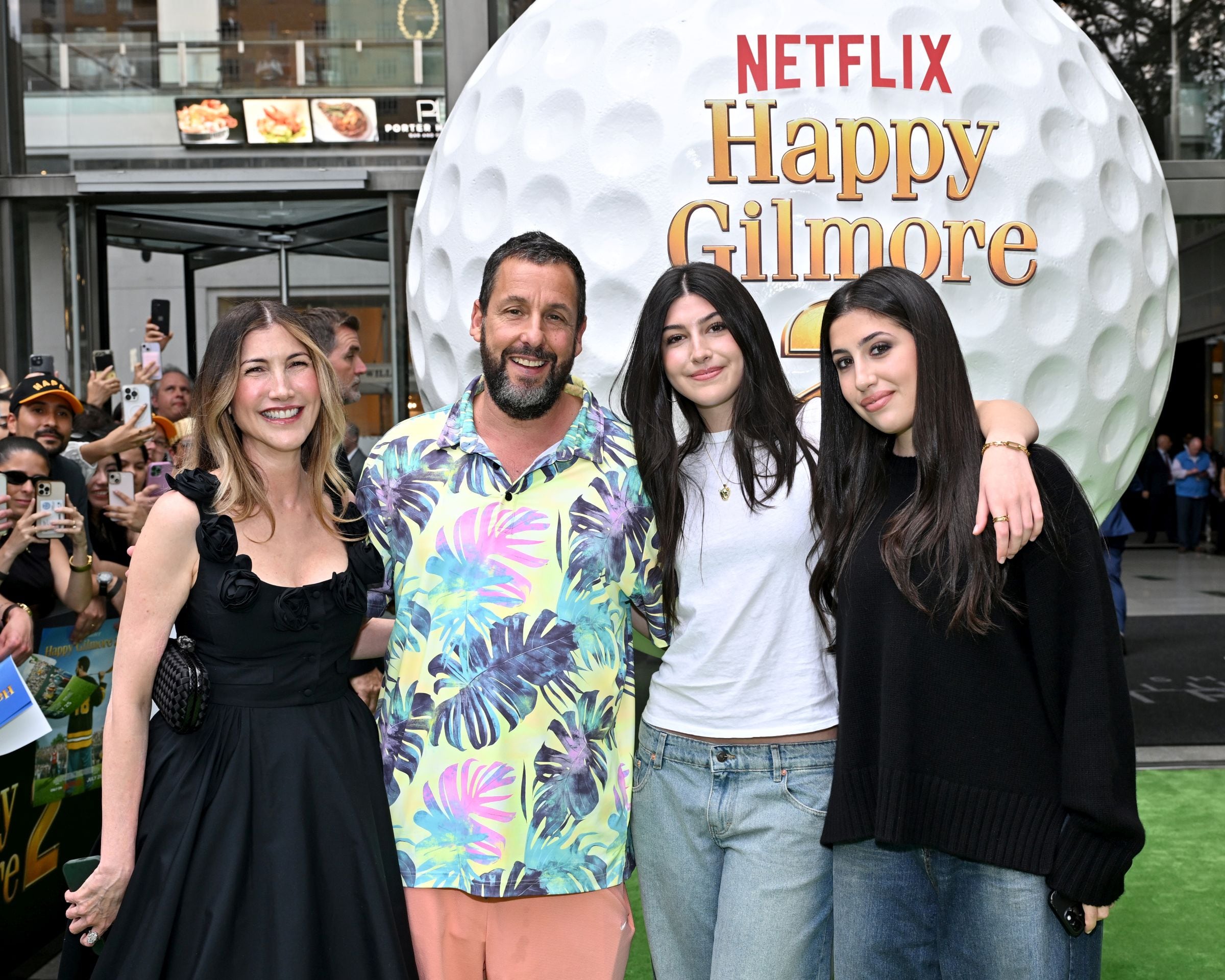 Adam y Jackie Sandler junto a sus hijas Sadie y Sunny en el estreno en New York de ‘Happy Gilmore 2’. (Foto: Roy Rochlin / Getty Images for Netflix)