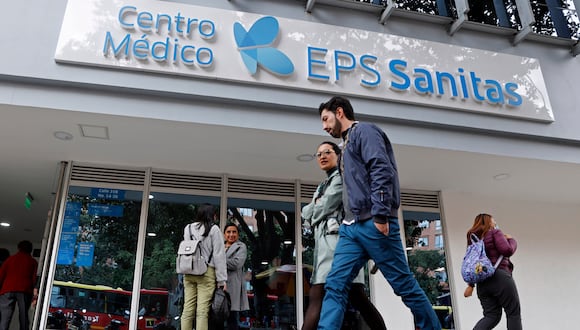 Personas caminan frente a un centro médico de la EPS Sanitas el 3 de abril de 2024, en Bogotá, Colombia. (Foto de Mauricio Dueñas Castañeda / EFE)