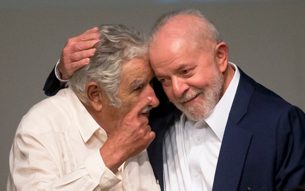 El presidente de Brasil, Luis Inácio Lula da Silva, y el expresidente uruguayo, José Mujica, conversan durante una reunión en Río de Janeiro, Brasil, el 6 de diciembre de 2023. (Foto de Daniel RAMALHO / AFP)