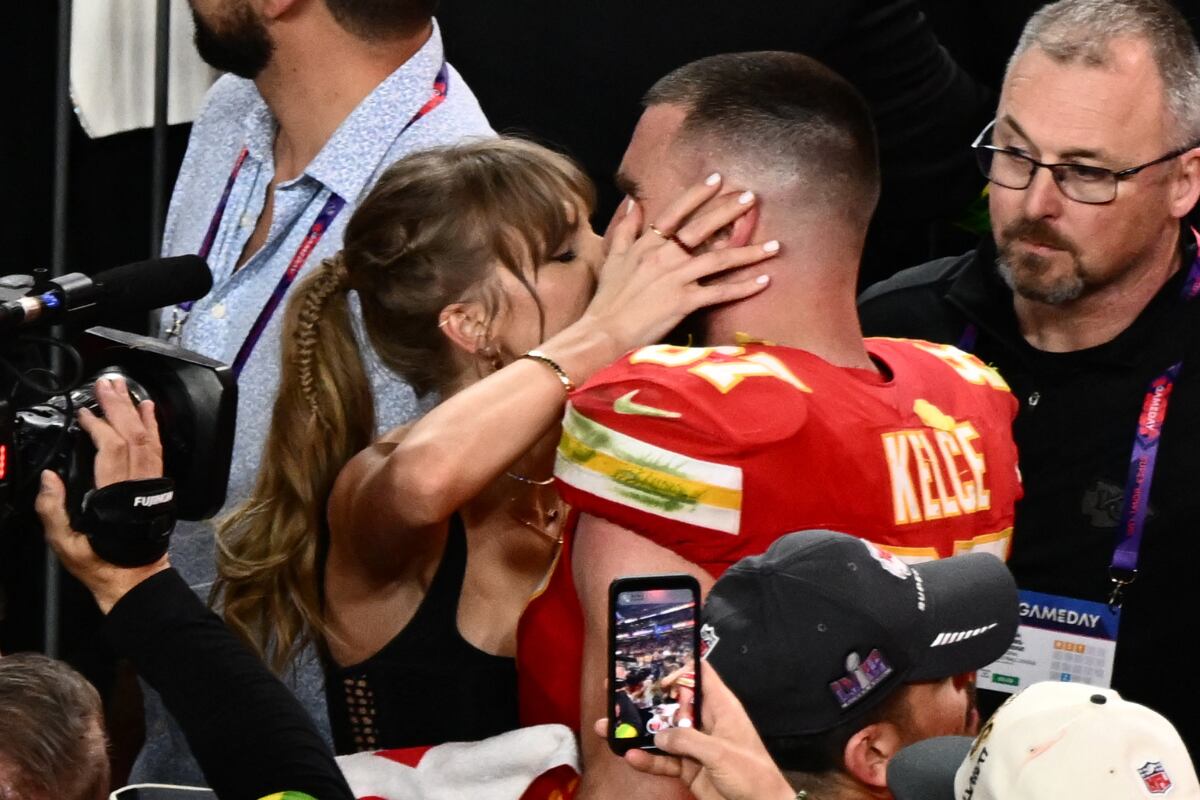 Seguidores de Taylor Swift descubrieron una referencia a Travis Kelce en una canción de su nuevo álbum. (Foto: Patrick T. Fallon / AFP).