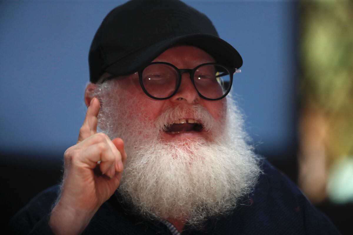 Leopoldo Durán, nuevo jefe negociador de la disidencia de las FARC, habla durante una rueda de prensa en Suárez, Colombia, el 3 de diciembre de 2023. (Foto de Ernesto Guzmán / EFE)