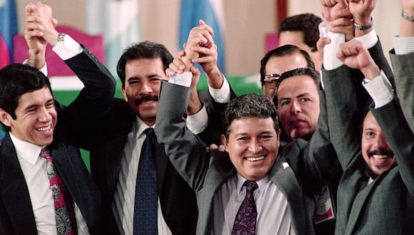 El líder guerrillero salvadoreño Joaquín Villalobos, el expresidente de Nicaragua Daniel Ortega, los comandantes Farabundo Martí de Liberación Nacional (FMLN) Lionel González, Jonás y Salvador Sánchez celebran el 16 de enero de 1992 en la Ciudad de México. (Foto de David HERNANDEZ / AFP)