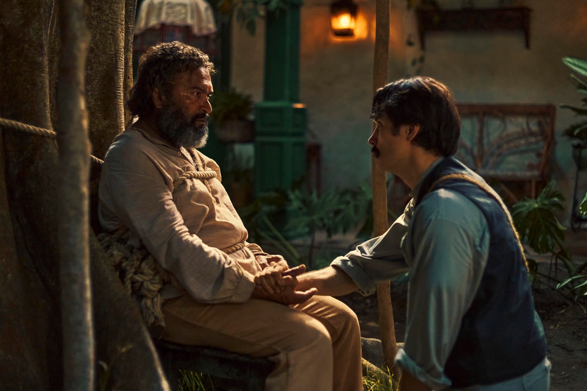 Diego Vásquez como José Arcadio Buendía y Claudio Cataño como Aureliano en una escena de la serie "Cien años de soledad" (Foto: Netflix)