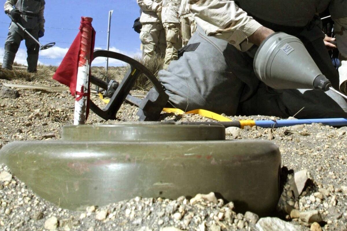 Un soldado del ejército chileno muestra la forma de ubicar una mina antipersonal, el 21 de julio de 2005. (Foto de Aizar RALDES / AFP)