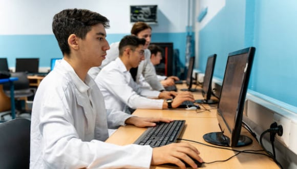 Hay un instituto en Los Olivos en el que puedes estudiar gratis las dos carreras técnicas mejor remuneradas del Perú: revisa AQUÍ cómo inscribirte y postular para capacitarte. (Foto: iStock)