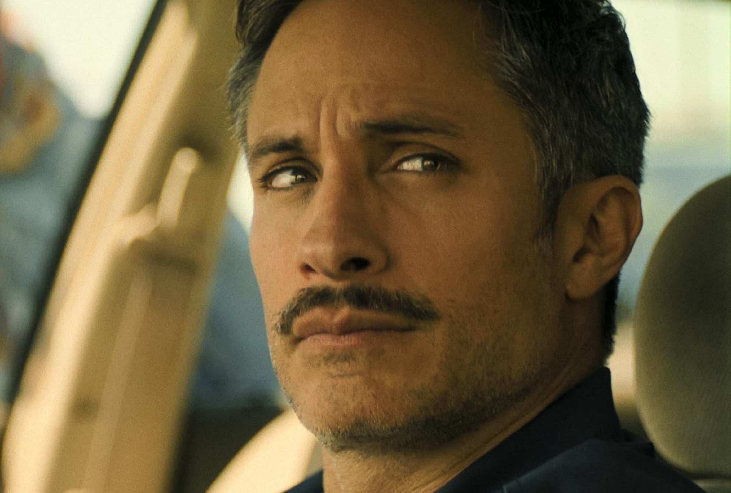 Gael García Bernal como Dave Delgado en la película de suspenso y misterio "Holland" (Foto: Amazon Prime Video)