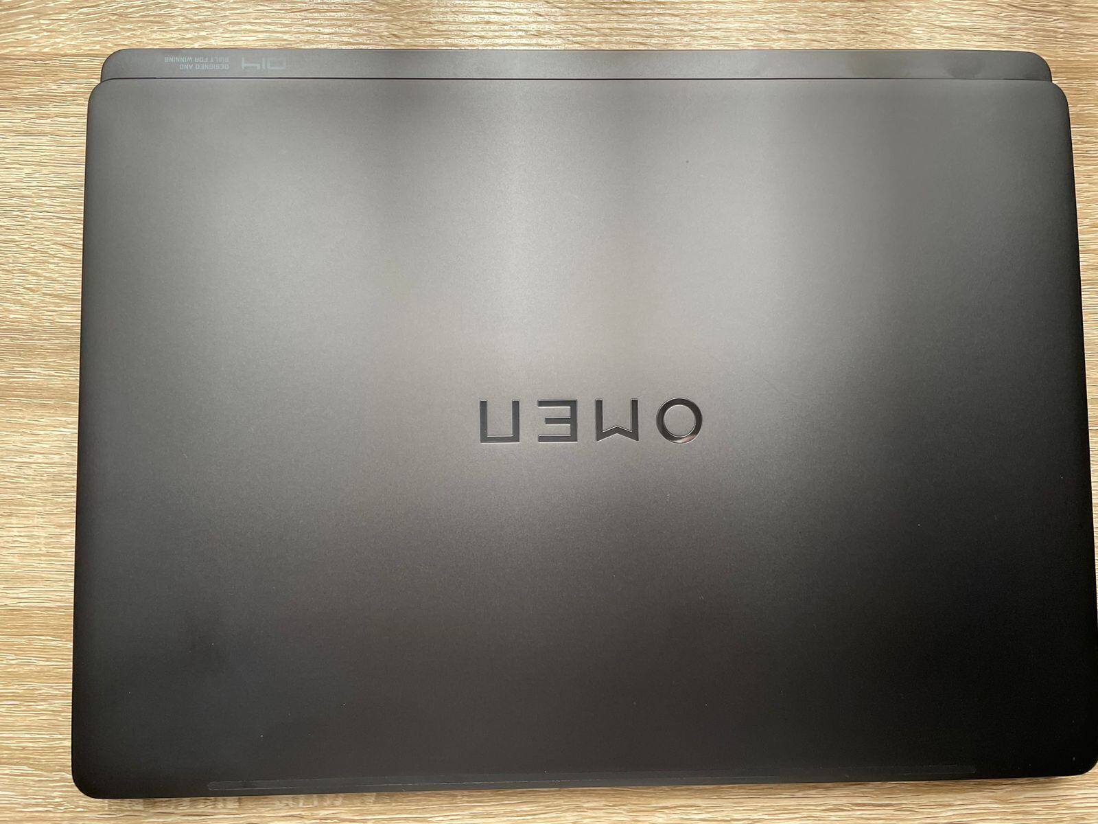 El exterior de la HP Omen Transcend 14 tiene un exterior sobrio y elegante.