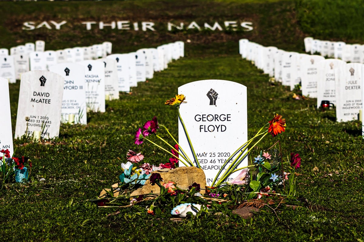 Lápidas con los nombres de personas asesinadas por las fuerzas del orden se encuentran en el cementerio 'Say Their Names', cerca de George Floyd Square en Minneapolis, Minnesota, el 25 de mayo de 2025. (Foto de Kerem YUCEL / AFP)