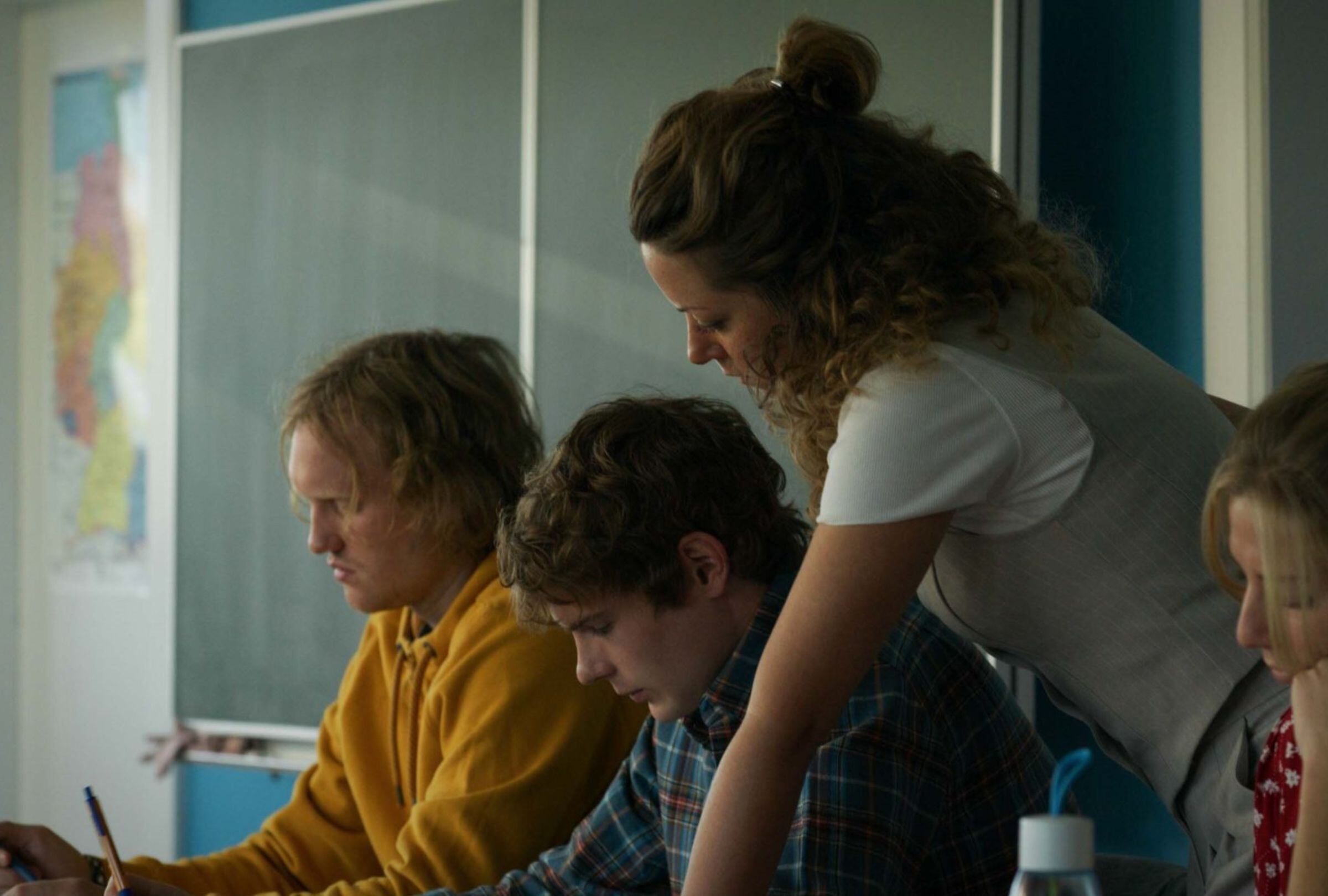 La película “La isla negra” aborda la relación entre un joven estudiante y su misteriosa profesora (Foto: Netflix)