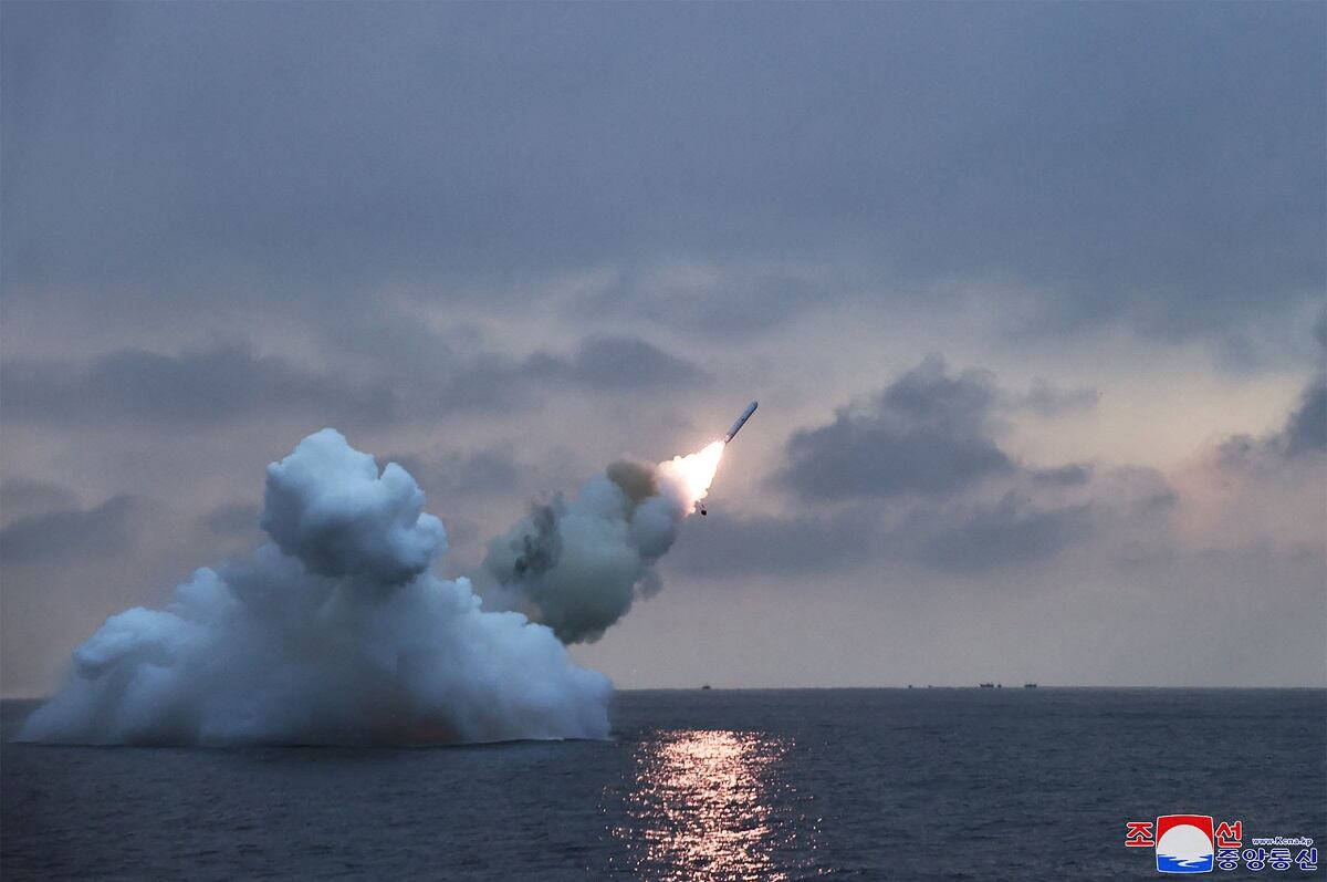 Prueba de fuego del misil de crucero estratégico lanzado desde un submarino "Pulhwasal-3-31" en un lugar no revelado en Corea del Norte, el 28 de enero de 2024. (Foto de KCNA VIA KNS / AFP)