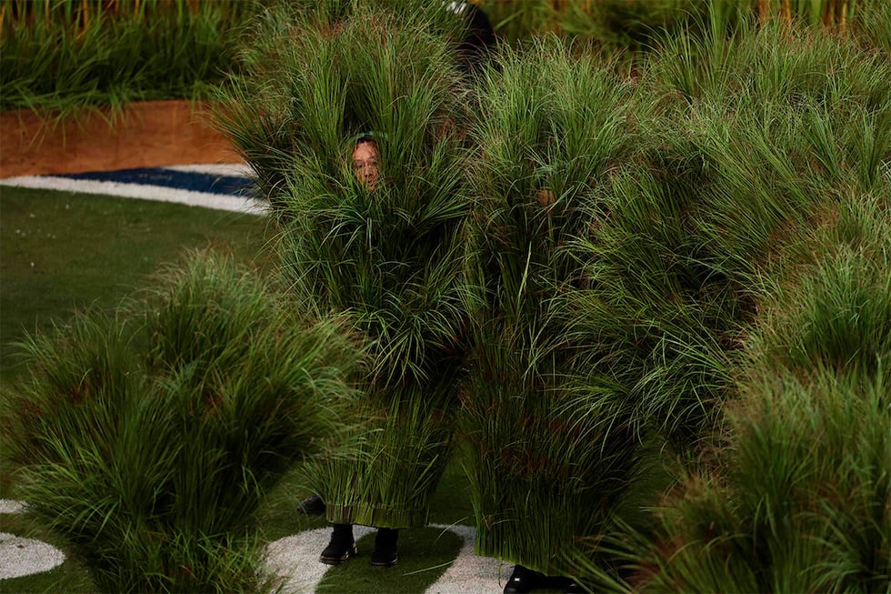 Personal de utilería del estadio aparece en el centro de la cancha de fútbol americano, todos vestidos de arbustos, para formar la escenografía del medio tiempo del Super Bowl. (Foto: AFP)