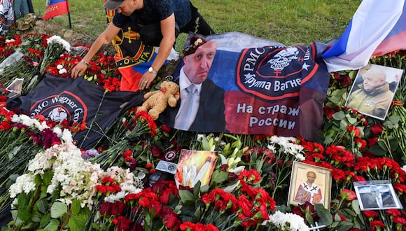 Un monumento improvisado a Yevgeny Prigozhin frente al Centro Wagner de la Compañía Militar Privada (PMC) en San Petersburgo. (Foto de Olga MALTSEVA / AFP)