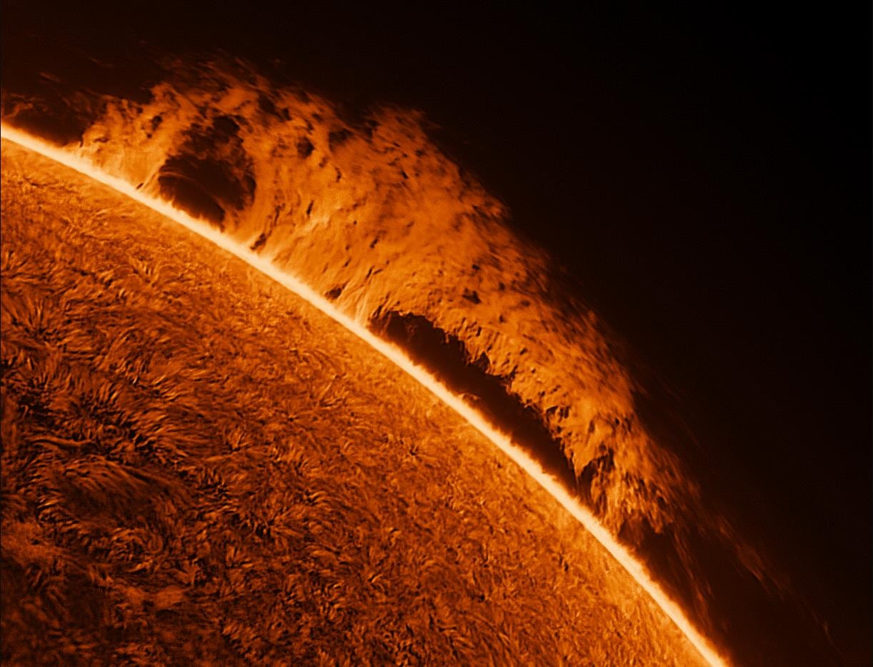 Paul Andrews fotografía la superficie del Sol con su telescopio desde su jardín. Fuente: Triagle News