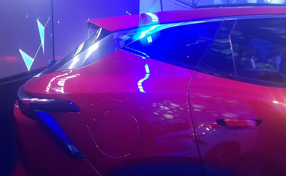 Cuenta con un alerón pequeño en caída para dar mayor aerodinámica al modelo.