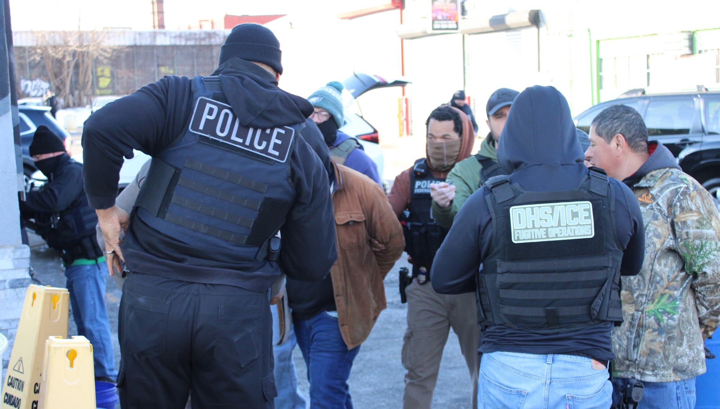 Agentes de ICE capturando a inmigrantes ilegales durante una redada en Filadelfia realizada en algunos puestos de trabajo (Foto: ICE)