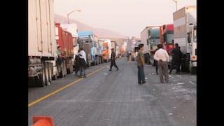 Arequipa: buses y camiones son detenidos por mineros en Atico