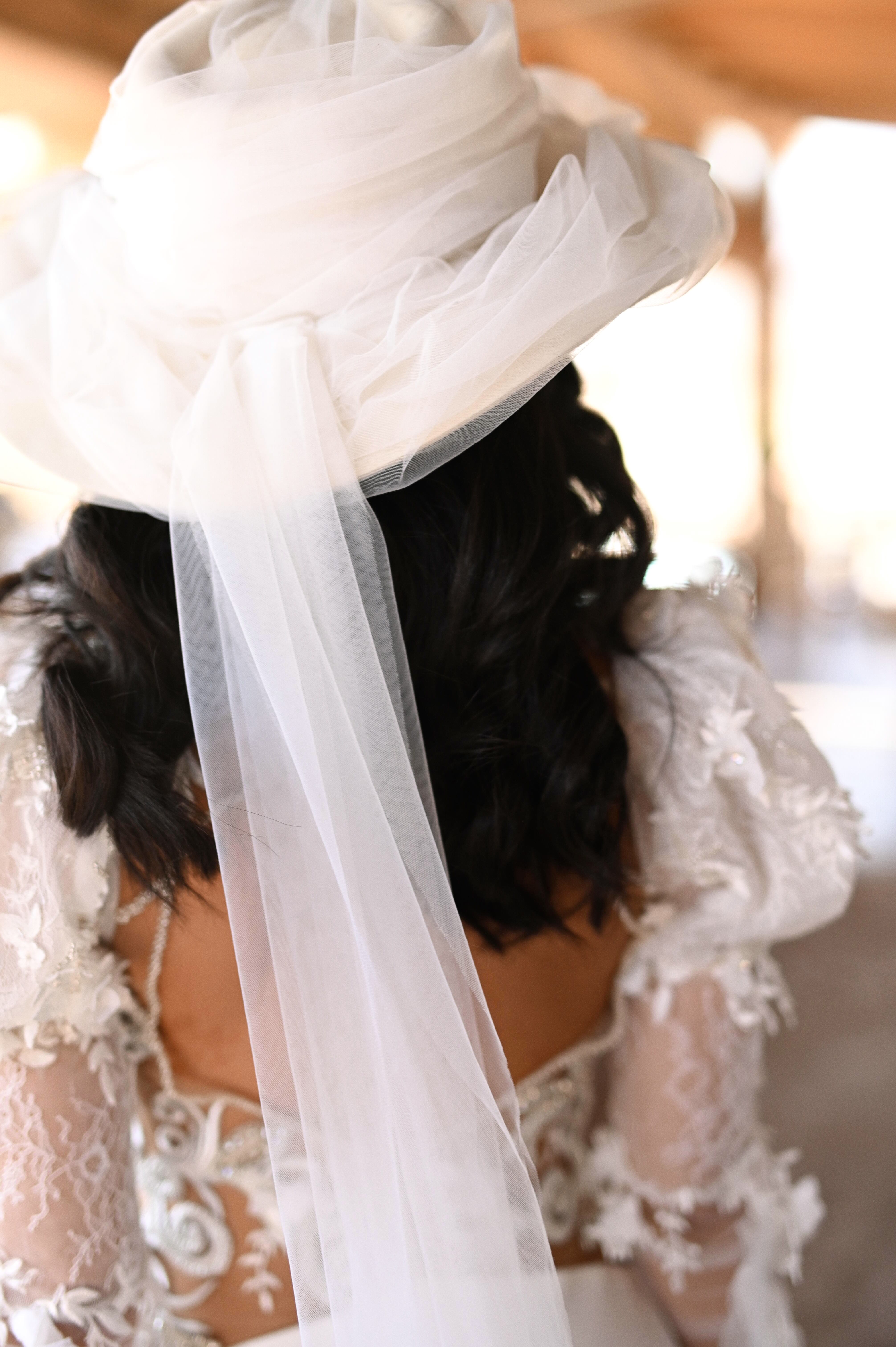 Sombrero de Arre Hats intervenido con un velo corrugado por Yahel Waisman. (Foto: OmarandTeresa).