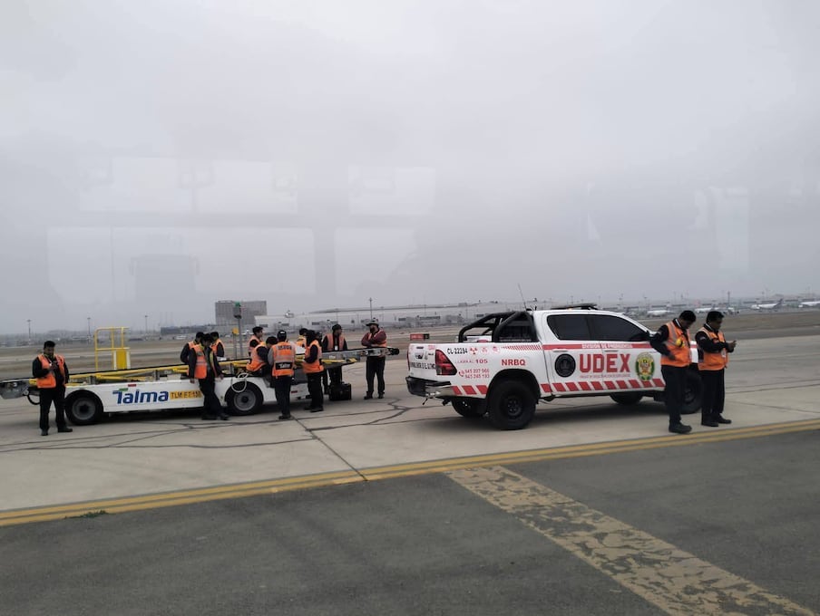 Cada reporte de una presunta bomba en un aeropuerto implica el despliegue de personal especializado para atender dicho caso.