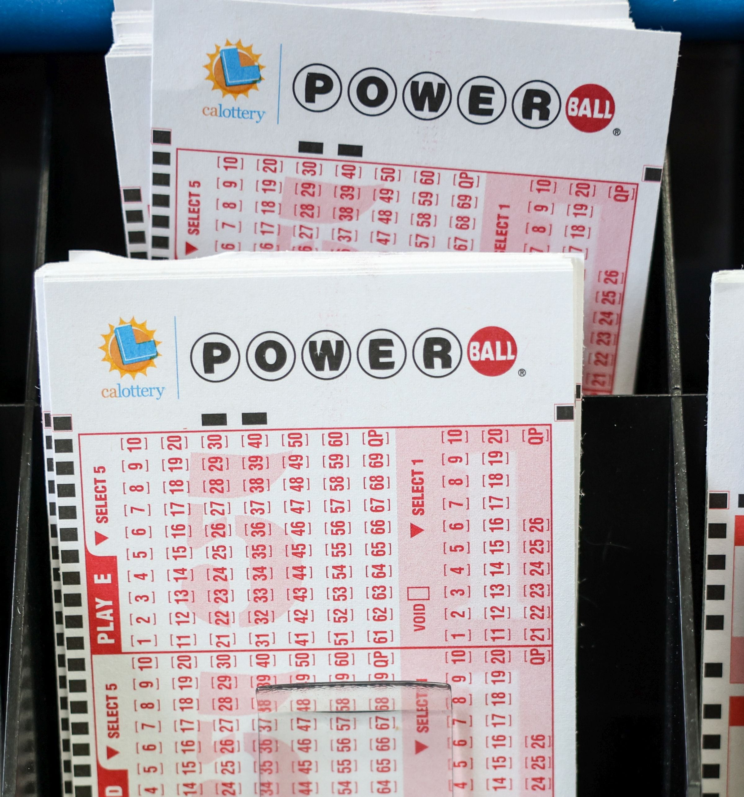 Por lo general, los jugadores del Powerball pueden reclamar un premio de hasta $600 en cualquier vendedor de lotería autorizado de la jurisdicción donde compraron el boleto. Los premios superiores a $600 pueden reclamarse en algunas oficinas de lotería, dependiendo del importe, y también en la sede central de la lotería. (Foto: Jay L. Clendenin / Los Angeles Times vía Getty Images)