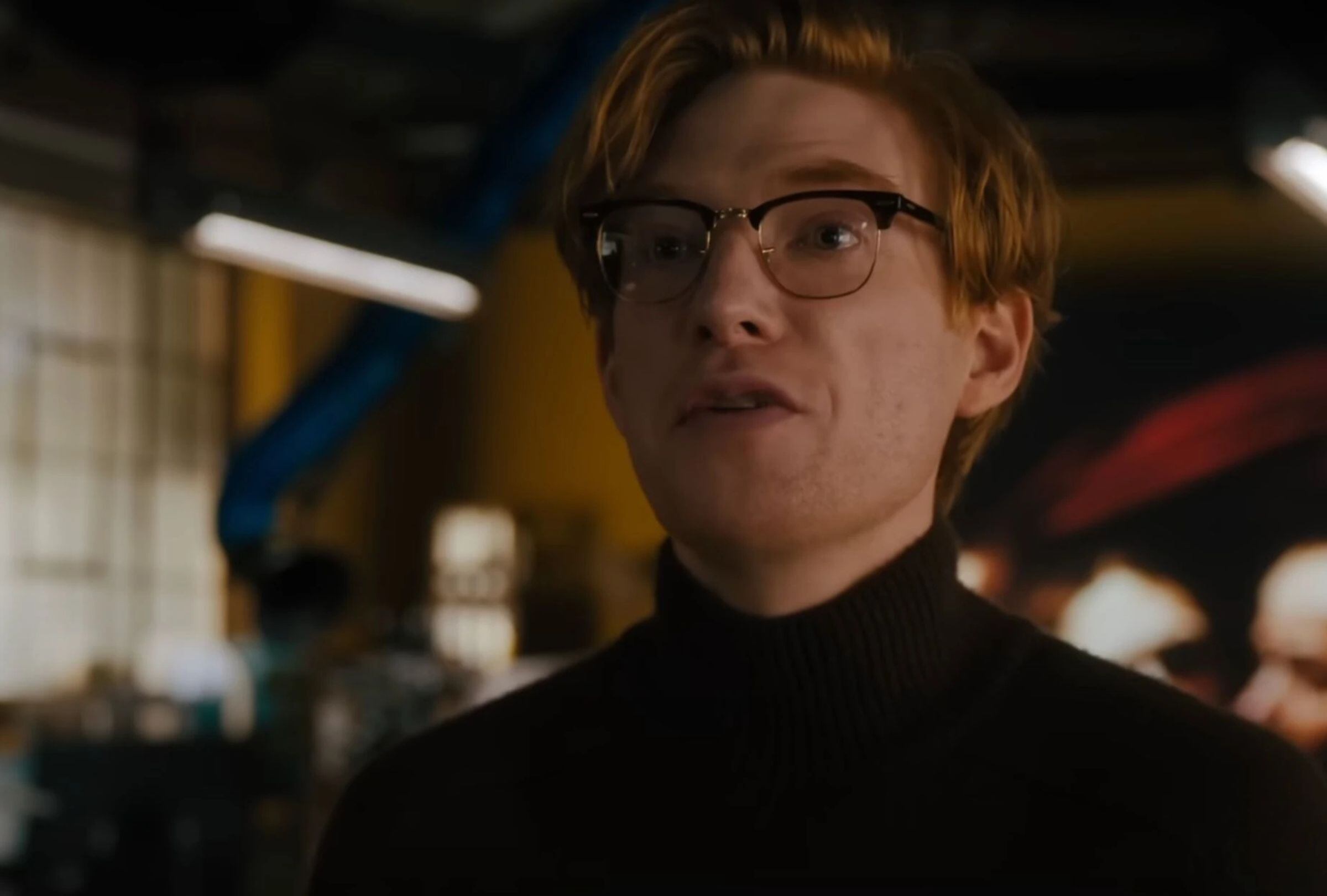 Owen Carver (Domhnall Gleeson) le dispara a Luke (John Krasinski) para que pruebe la Fuente de la juventud en la película “Fountain of Youth” (Foto: Apple TV+)